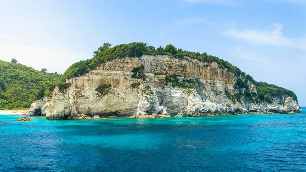 Korfu, Paxos Sahili, mavi deniz üzerinde yüksek kayalıklar. — Stok fotoğraf