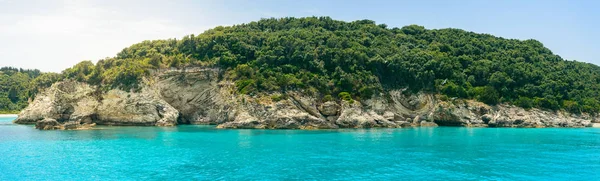 Korfu, Paxos Sahili, mavi deniz üzerinde yüksek kayalıklar. — Stok fotoğraf