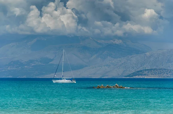 Korfu, Panorama k horským vrcholům v Albánii, jachting na moři. — Stock fotografie