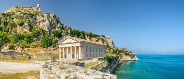 Korfu, Kerkyra Saint George Kilisesi deniz kıyısında eski kale içinde.