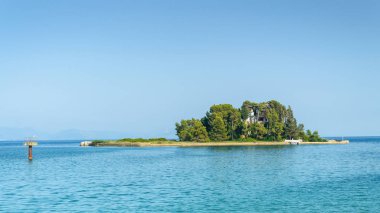 Korfu, Pontikonisi adasında Pantokrator kilisede sahilden Kerkyra görünümü.