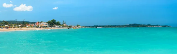 Korfu, Acharavi kasabasında sahil panoraması.