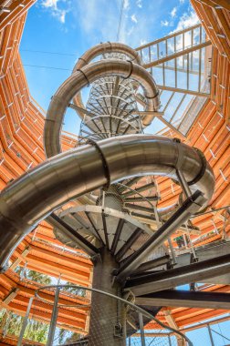 Stezka Korunami Stromu, gözlem kulesinde spiral merdiven ve slayt.