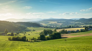 Dağ manzarası, güneşli bir yaz gününde yeşil vadi.