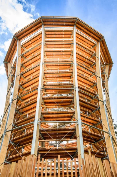 Stezka korunami stromu, ein hoher Aussichtsturm mit Holzkonstruktion. — Stockfoto