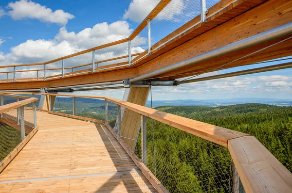 Stezka Korunami Stromu, son seyir terasına ahşap yol, dağların panoraması.