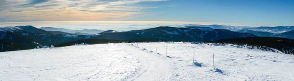 Sudeti orientali, paesaggio invernale con panorama sulle cime delle montagne . — Foto Stock