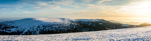 Ανατολικοί Σουντίτες, χειμερινό ηλιοβασίλεμα πάνω από το πανόραμα των ορεινών κορυφών. — Φωτογραφία Αρχείου