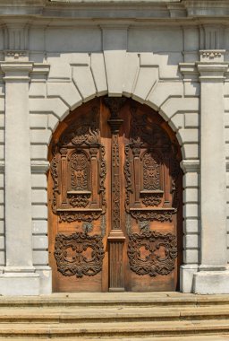 Kiliseye güzel dekore edilmiş ahşap kapı.