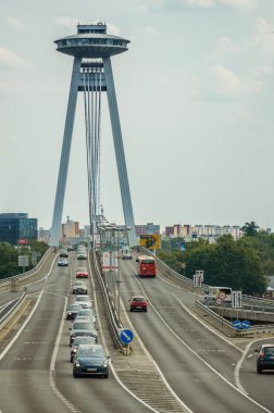 Bir Ufo gözlem kulesi ile Bratislava SNP köprü.