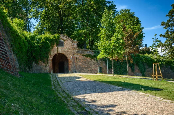 Hlavní vchod do hradu spilberk, obranné stěny od břehu parku. — Stock fotografie