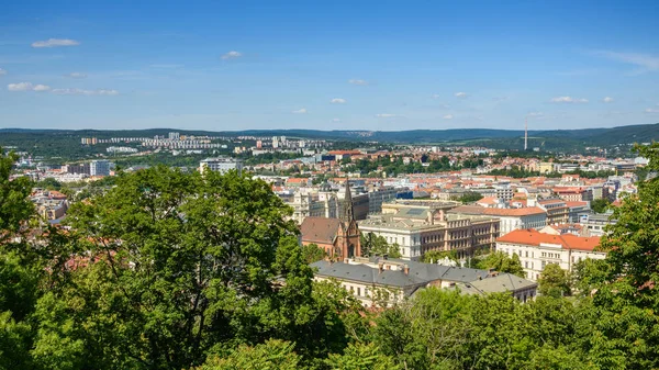 Panorama na rozwój miasta Brna z punktu widzenia zamku Spilberk. — Zdjęcie stockowe