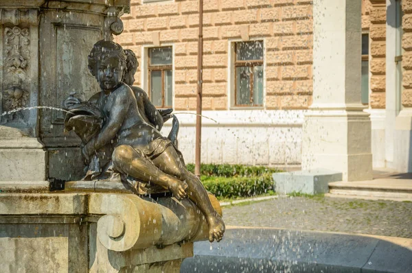 Fontanna Ganymedes na letni dzień w centrum Bratysławy. — Zdjęcie stockowe