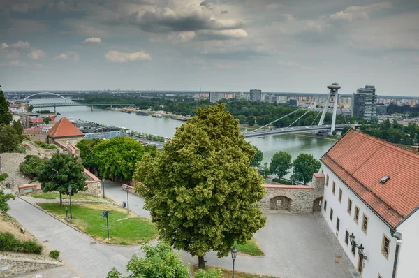 Widok z bratysławskiego zamku na rzekę Dunaj i rozwój miast. — Zdjęcie stockowe