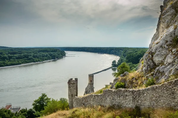 Ruiny zamku Devin na wzgórzu, atrakcja turystyczna. — Zdjęcie stockowe