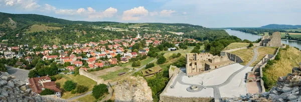 Ruinerna av Devin Castle på en kulle nära en liten stad. — Stockfoto