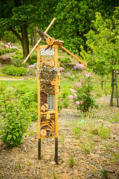 Hotel per insetti in un parco nell'arboreto di Wojslawice . — Foto Stock