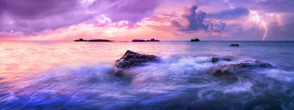 Colorful Calm Sea Sunset Storm Approaching Horizon Colorful Dark Clouds — Stock Photo, Image