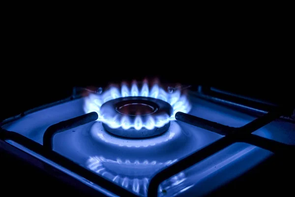 Blue Flame Burner Gas Stove Illuminated Flame Dark Background Photo — Stock Photo, Image