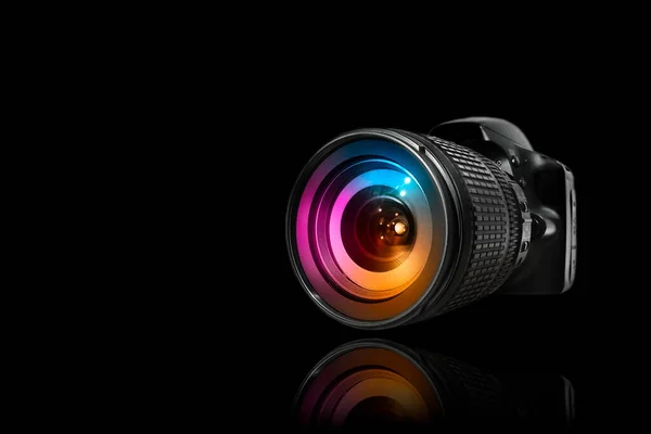 带有镜头的专业数码相机 一个黑色的Slr相机站在黑色的背景上 用于拍摄地貌的电子设备 — 图库照片