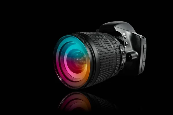 Profesionální Digitální Fotoaparát Připojeným Objektivem Černá Slr Kamera Stojí Černém — Stock fotografie