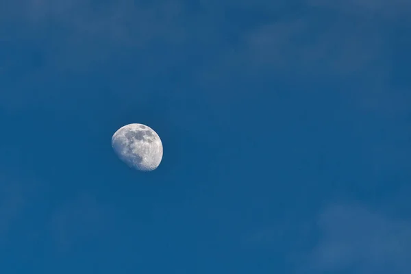 Observación Luna Contra Cielo Satélite Terrestre Artificial Claramente Visible Una — Foto de Stock