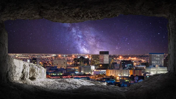 Vista Desde Interior Cueva Panorama Nocturno Ciudad Edificios Muy Bien — Foto de Stock