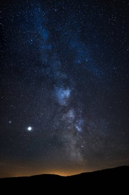 Bystrzyca Klodzka, tepelerin ötesindeki Samanyolu manzarası. Astronomik fenomen, Jüpiter ve Satürn 'ün birleşimi gece gökyüzünde görünür..