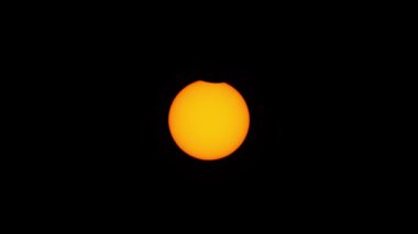 Kısmi güneş tutulması maksimum safhada, Polonya 'dan gözlem. Ay, Güneş 'in diskini gizler ve üzerinde karakteristik bir girinti yaratır..