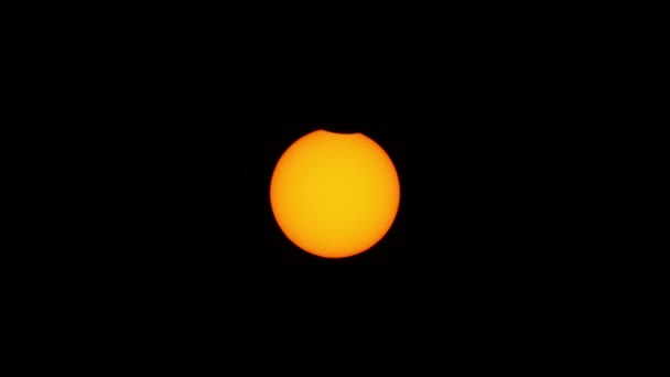 極大期の部分日食 ポーランドからの観察 月は太陽の円盤を見えなくし それに特徴的なインデントを作成します — ストック動画