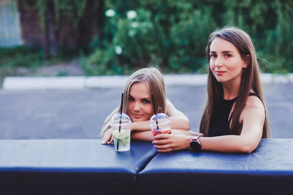 Zwei Hübsche Teens Amüsieren Sich Auf Dem Sofa Zwei Hübsche Teens Amüsieren Sich Auf Dem Sofa