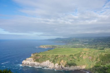 Azores takımadalarında yürüyün. Azores, Sao Miguel adasının keşfi. Portekiz