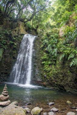 Sao Miguel, Azores, Portekiz 'deki Prego Salto Şelalesi' ni keşfedin..