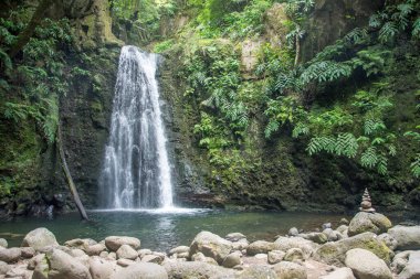 Sao Miguel, Azores, Portekiz 'deki Prego Salto Şelalesi' ni keşfedin..