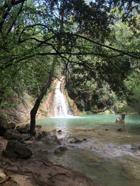 Alplerde yürü. Dağın keşfi