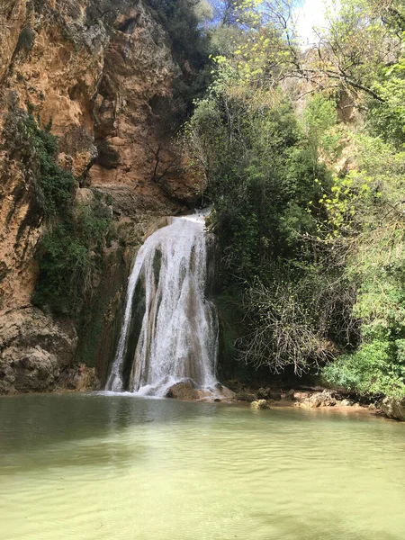 Alplerde yürü. Dağın keşfi