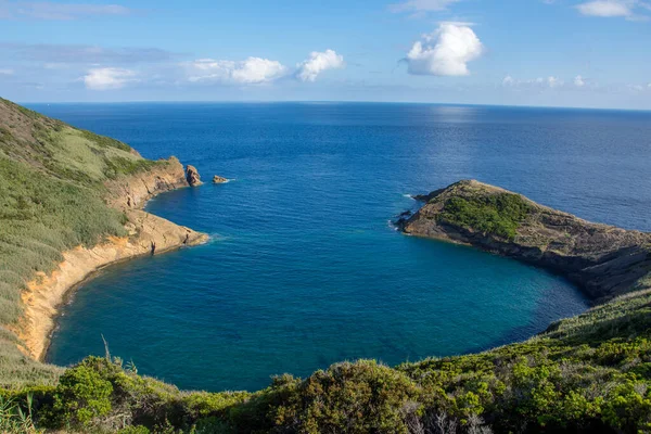 Azores takımadalarında yürüyün. Faial Adası 'nın keşfi, Azores. Portekiz, Horta