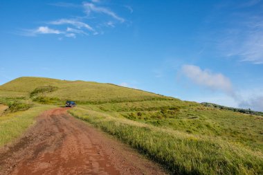 Azores takımadalarında yürüyün. Azores, Sao Jorge adasının keşfi. Portekiz, Velas
