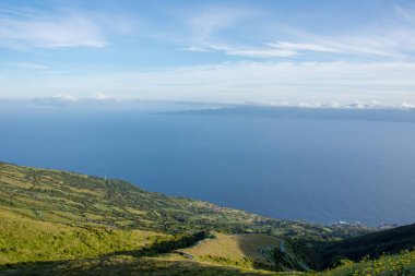 Azores takımadalarında yürüyün. Azores, Sao Jorge adasının keşfi. Portekiz, Velas