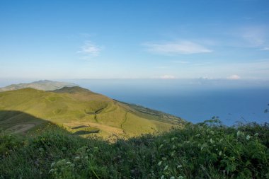 Azores takımadalarında yürüyün. Azores, Sao Jorge adasının keşfi. Portekiz, Velas