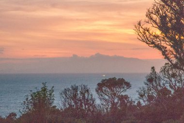 Azores takımadalarında yürüyün. Azores, Sao Jorge adasının keşfi. Portekiz, Velas