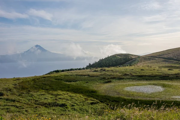 Azores takımadalarında yürüyün. Azores, Sao Jorge adasının keşfi. Portekiz, Velas
