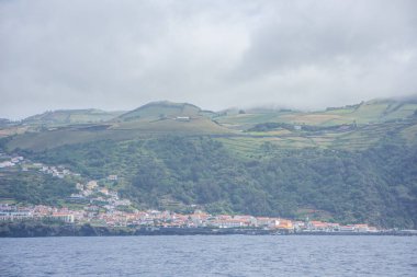 Azores takımadalarında yürüyün. Azores, Sao Jorge adasının keşfi. Portekiz, Velas