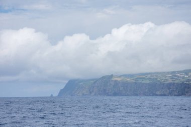 Azores takımadalarında yürüyün. Azores, Sao Jorge adasının keşfi. Portekiz, Velas
