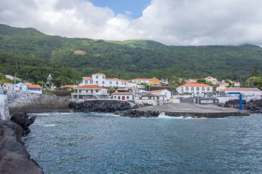 Azores takımadalarında yürüyün. Azores, Sao Jorge adasının keşfi. Portekiz, Velas