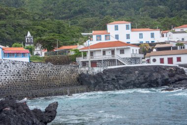 Azores takımadalarında yürüyün. Azores, Sao Jorge adasının keşfi. Portekiz, Velas