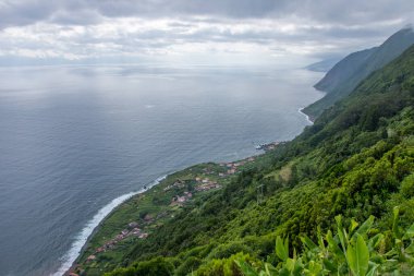 Azores takımadalarında yürüyün. Azores, Sao Jorge adasının keşfi. Portekiz, Velas