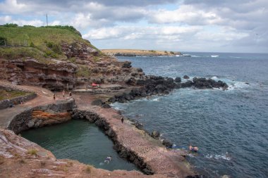 Azores takımadalarında yürüyün. Azores, Sao Jorge adasının keşfi. Portekiz, Velas