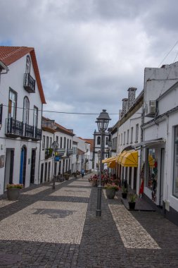 Azores takımadalarında yürüyün. Azores, Sao Jorge adasının keşfi. Portekiz, Velas