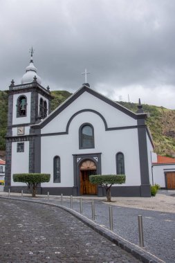 Azores takımadalarında yürüyün. Azores, Sao Jorge adasının keşfi. Portekiz, Velas